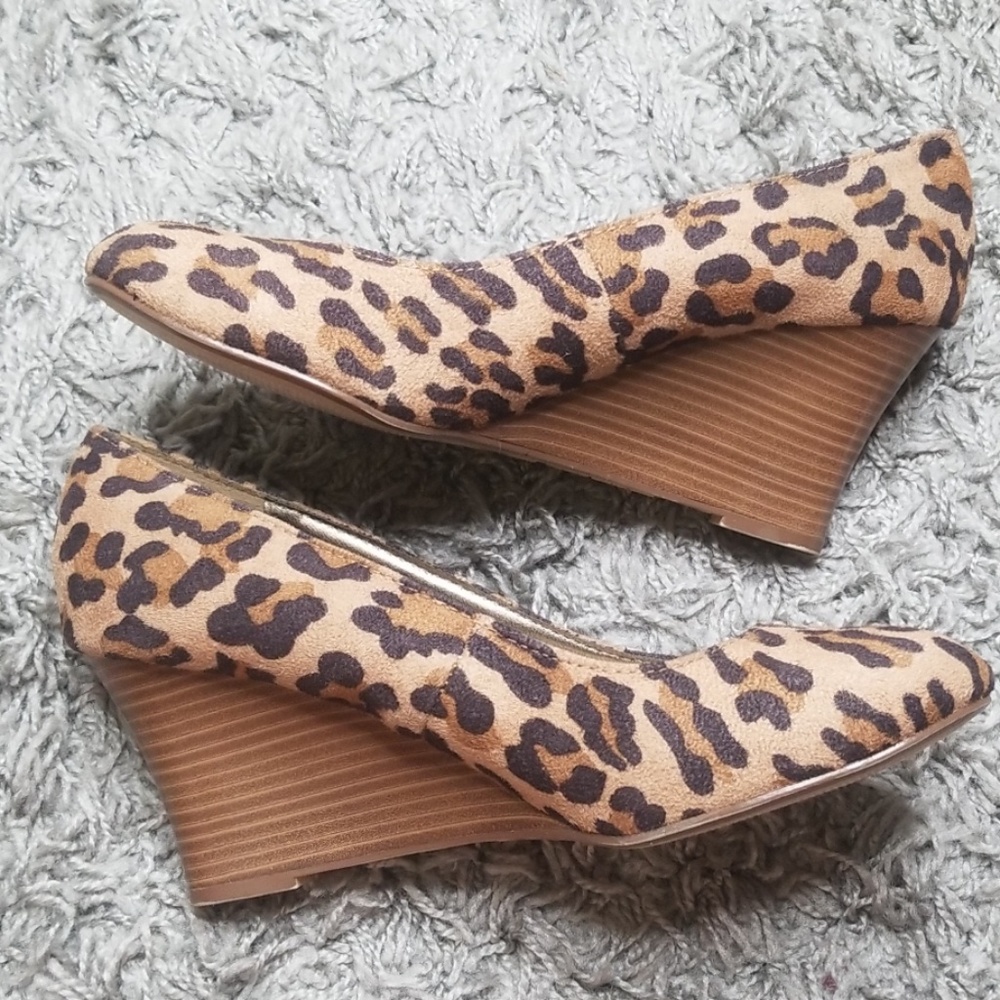 EUC DEXTER LEOPARD WEDGE SHOES 8.5